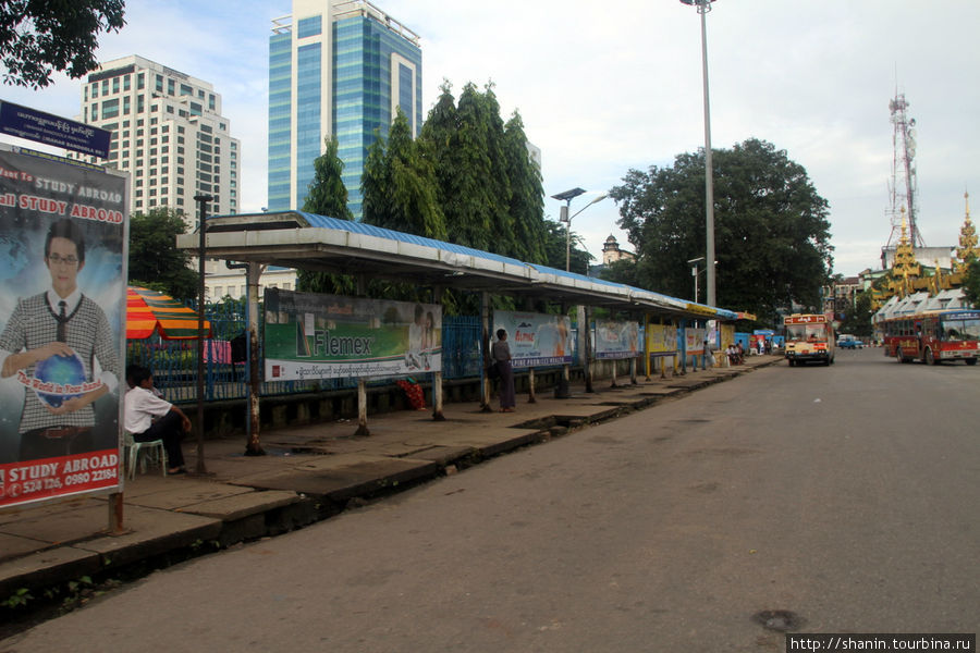 Автобусная остановка на центральной площади Янгона у пагоды Суле Янгон, Мьянма