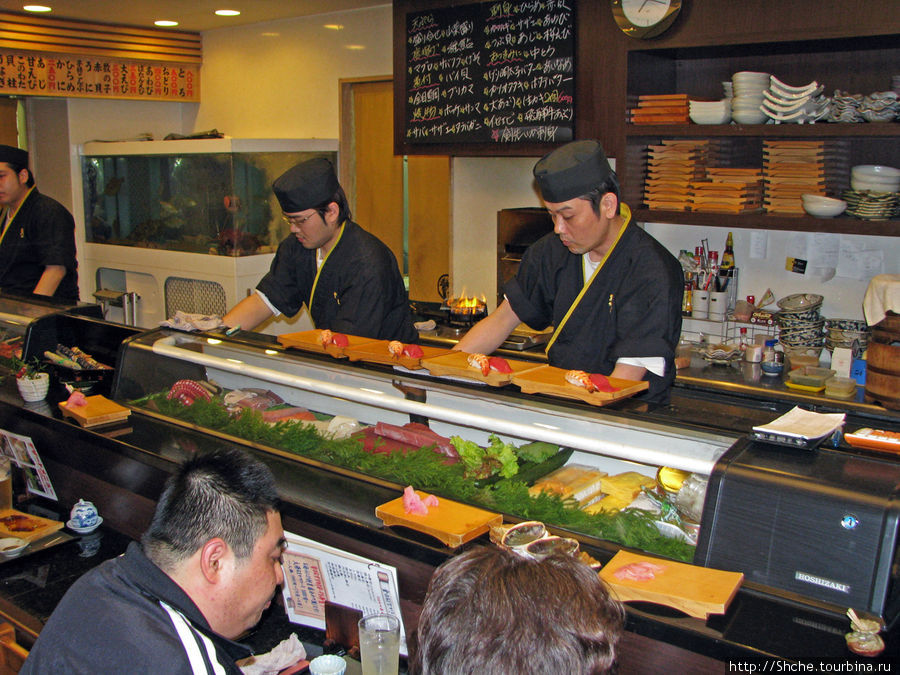 Мастера делают суши прямо в зале на глазах заказчиков Япония