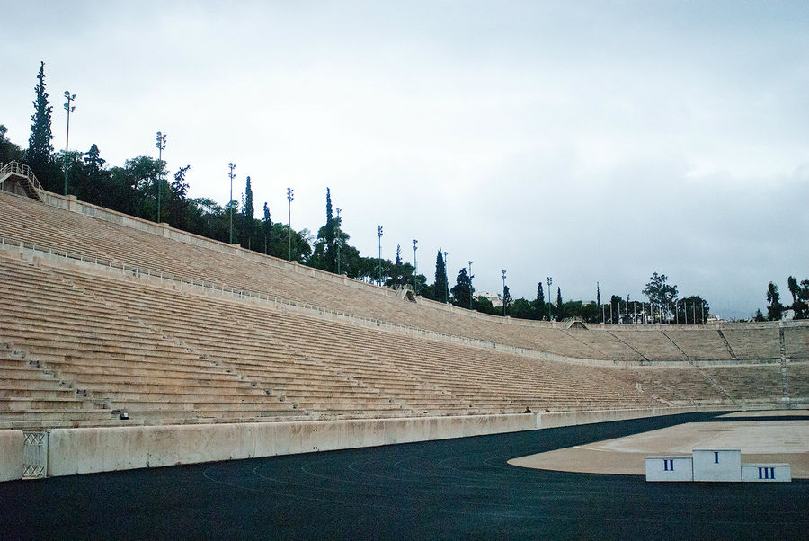 А еще греки любят масштабные проекты. Панафинейский стадион полностью постороен из белого мрамора. Афины, Греция