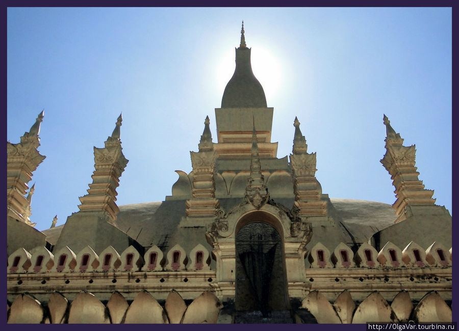 По свидетельствам посланника Ост-Индской Голландской компании, посетившего Вьентьян в 1641 году, Пха Тхат Луанг являл собой «огромную пирамиду, вершина которой была покрыта золотыми листами весом около тысячи фунтов». Вьентьян, Лаос