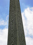 Обелиск высечен из розового гранита.  С четырех сторон он покрыт иероглифами, прославляющими фараонов Рамзеса II и Рамзеса III.