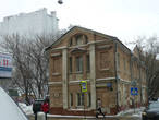 К сожалению, некоторые здания в ужасном виде, при этом старые и известные. Мемориальная доска гласит, что здесь в 1785-1793 годах жил художник Рокотов.
