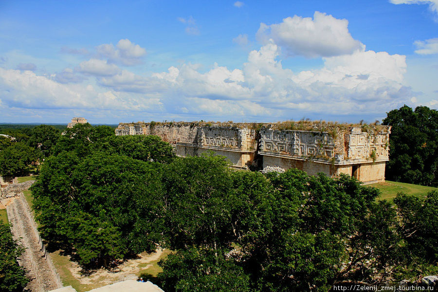 Вид на дворец правителя в Ушмале Штат Юкатан, Мексика