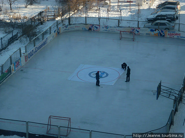 А перед моим домом, во дворе, небольшой стадион. Здесь жители играют летом в футбол, а зимой в хоккей. Часто здесь проводят различные детские соревнования. Хабаровск, Россия