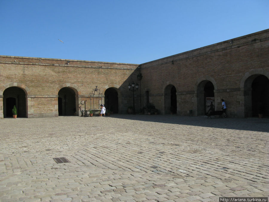 Стены замка на Монжуике Барселона, Испания