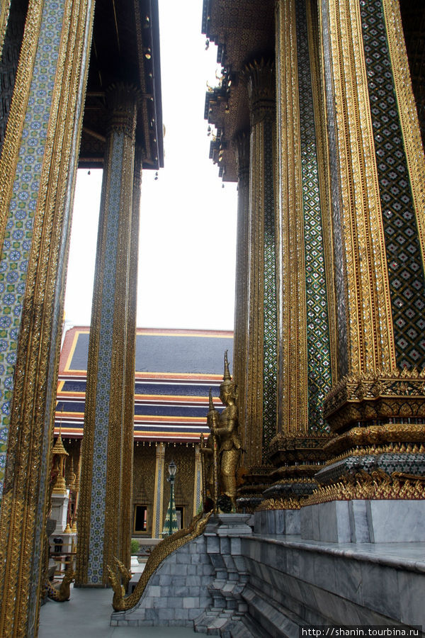 Прасат Пхра Тхап Бидон (Prasat Phra Thap Bidon) Бангкок, Таиланд