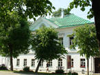 Фасад усадьбы Кекиных, построенной в конце 18-начале 19 веков в стиле классицизма, скрыт пышной листвой деревьев.