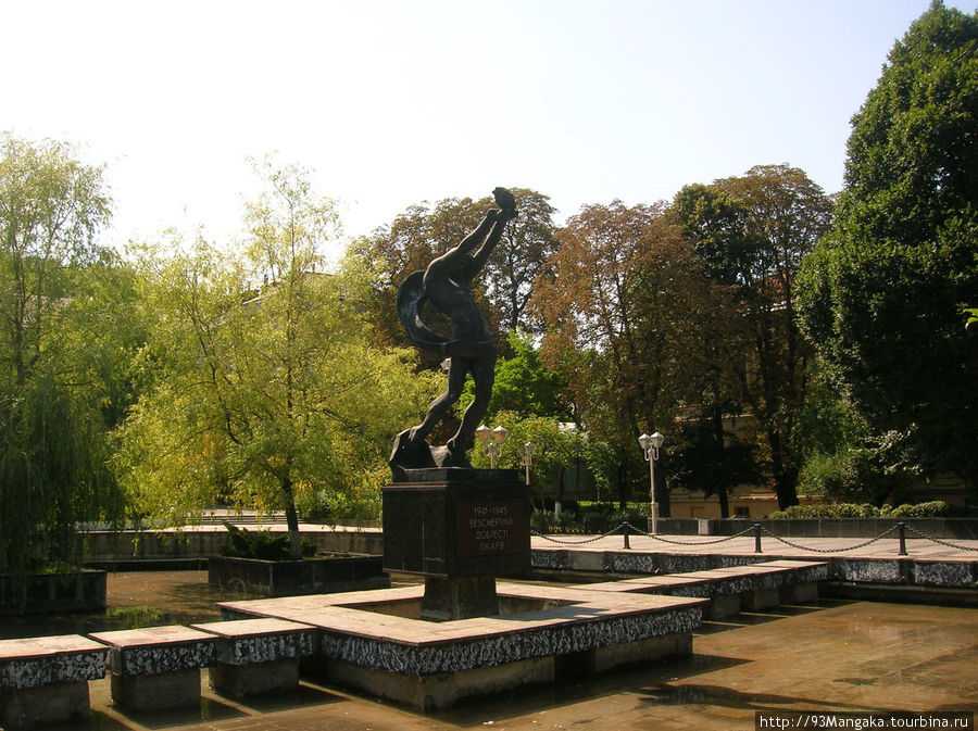 Замечательный паметник врачам и уютное место для прогулок на территории университета Львов, Украина