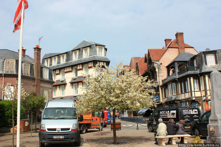 Площадь G.Flory, очень уютная и маленькая, на которой находится рынок. Этрета, Франция