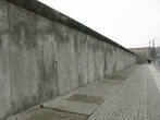 Так выглядела Берлинская стена (это оставили небольшой кусочек)