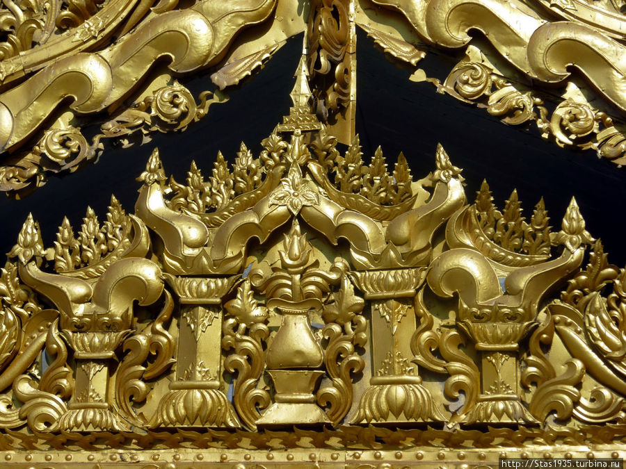 Янгон. Украшения карнизов и фронтонов в бирманских храмах. Янгон, Мьянма