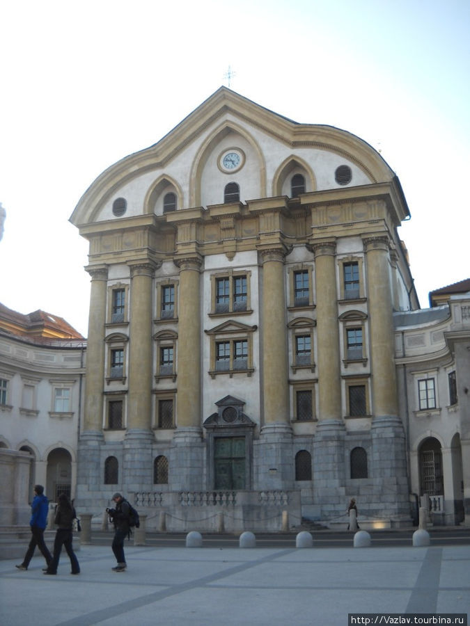 Фасад храма Любляна, Словения
