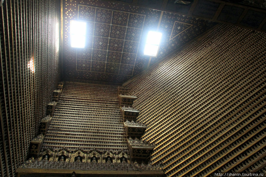 Весь потолок в статуэтках Будды Монива, Мьянма