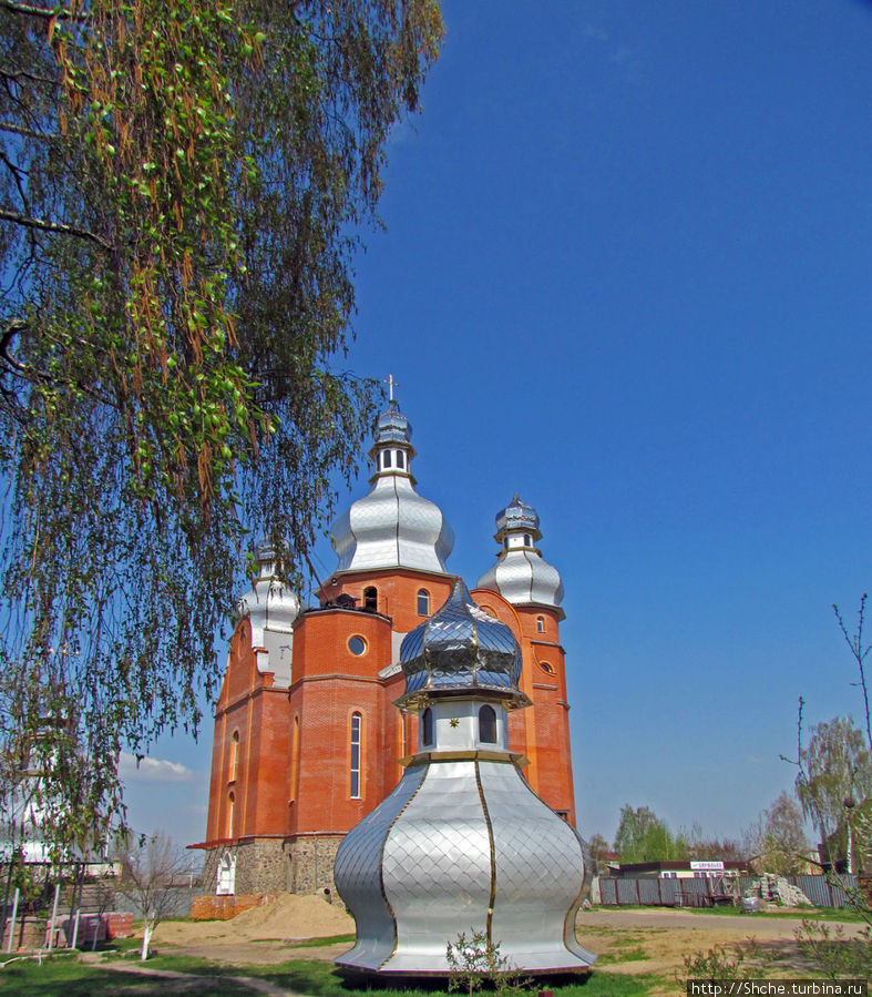 Церковь Украинской Епархии все еще продолжает строиться, как говорят верующие, на пожертвования. На переднем плане последний купол, который скоро установят на здание