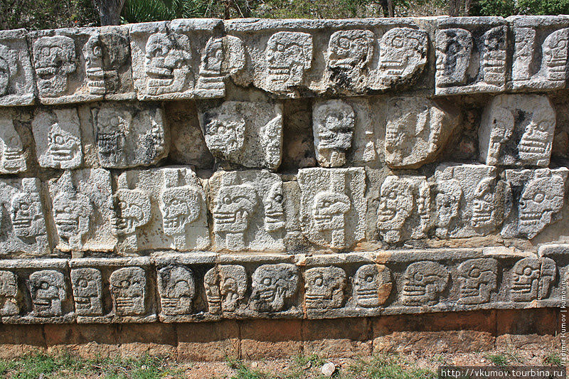 Если верить экскурсоводу, на стенах вырубались портреты проигравшей команды, а головы им отрубали. Чичен-Ица город майя, Мексика
