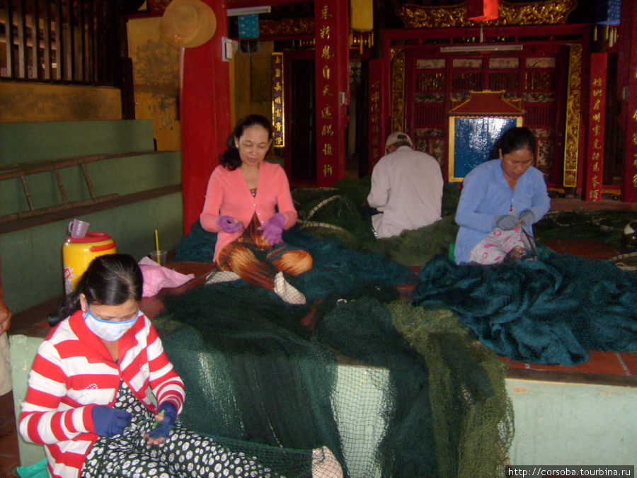 Женщины- рыбачки плетут в храме сети. Муй-Не, Вьетнам
