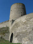 Крепость встречает туристов величественными башнями и стенами