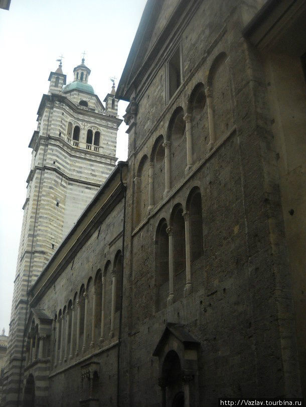 Боковой вид на храм Генуя, Италия