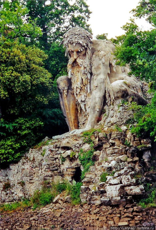 Фото из нета, потому что сейчас фигура полностью закрыта лесами — реставрируется. Вилла Пратолино в 12 км от Флоренции. Этот гигант в парке называется Аллегория Апеннин, скульптор Джамболонья, 1579-80 г.г. Флоренция, Италия