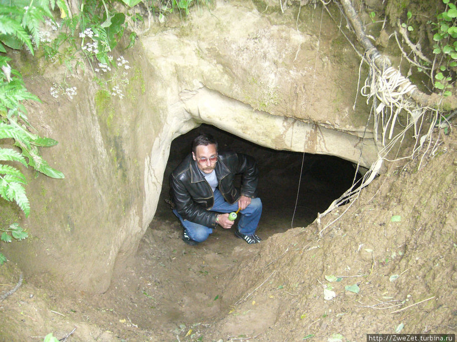 Вход в Таничкину пещеру Старая Ладога, Россия