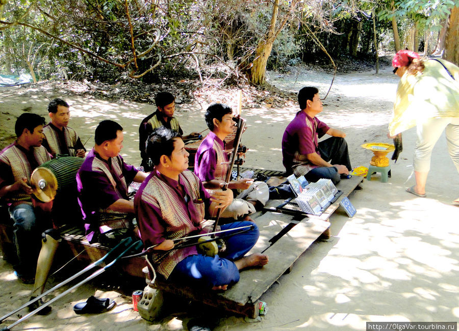Нередко на туристических объектах Камбоджи можно увидеть музыкантов, большинство из которых являются инвалидами Камбоджа
