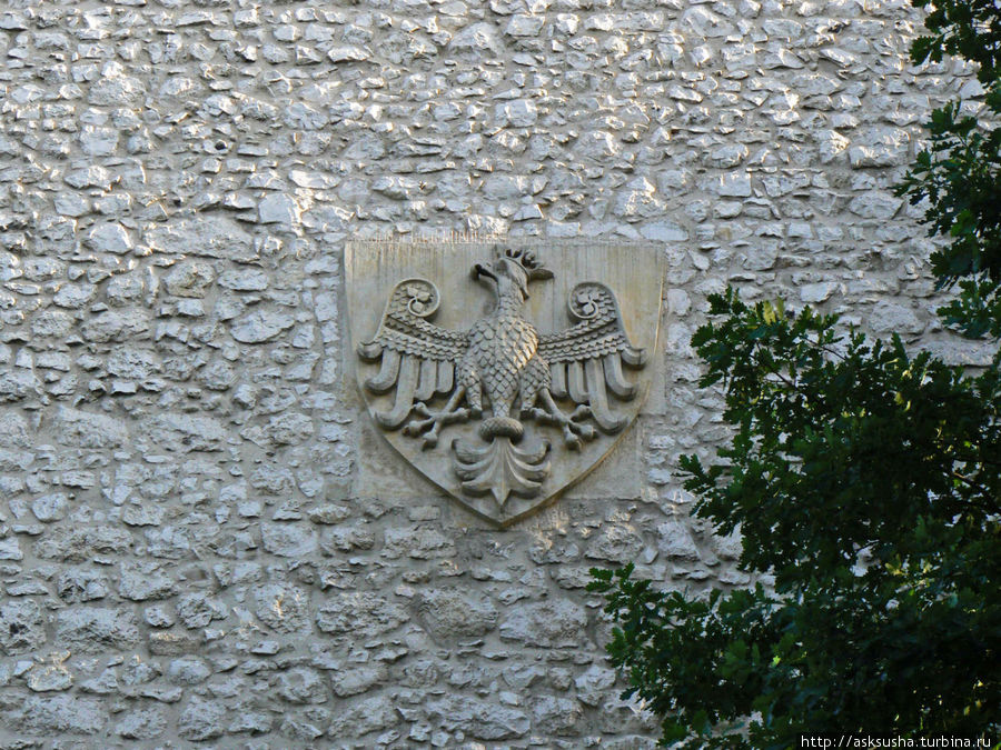 Герб с белым орлом когда-то принадлежал династии Пястов, а позднее был принят как официальный герб Польши. Изготовлен он был по рисунку Яна Матейки. Краков, Польша