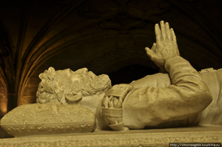 Гробница поэта Луи́са де Камо́энс (Луи́ш Ваш де Камо́йнш) — похоронен в монастыре Жеронимуш, Лиссабон (Лишбоа) Регион Мадейра, Португалия