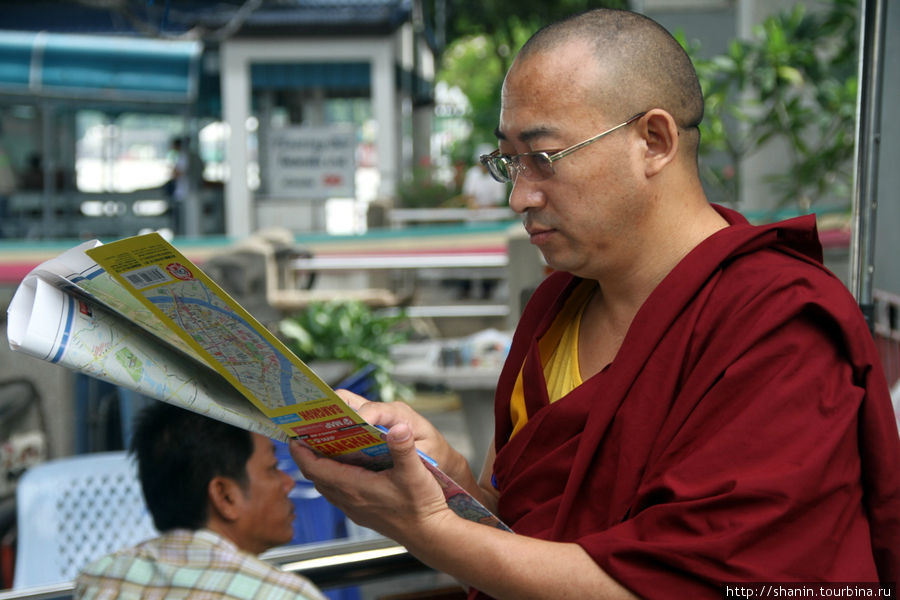 Южный бангкок. Буддийский монах с улыбкой. Монах в очках в Тайланде фото. Шедевры фотографии тибетских монахов. Red Monks look.