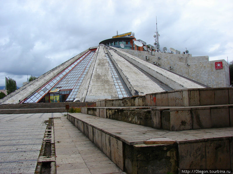 Пирамида Тираны Тирана, Албания