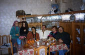 В гостях у турецкого подданного. Он сидит посередине. Слева — его жена. Справа — я и мой муж. Стоят: слева — его младшая дочка, справа — наша.