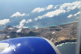 Остров Порту Санту на подлете к Мадейре. На дальнем берегу виден знаменитый многокилометровый песчаный пляж. Виден город Вила-Болейра и взлетная полоса.