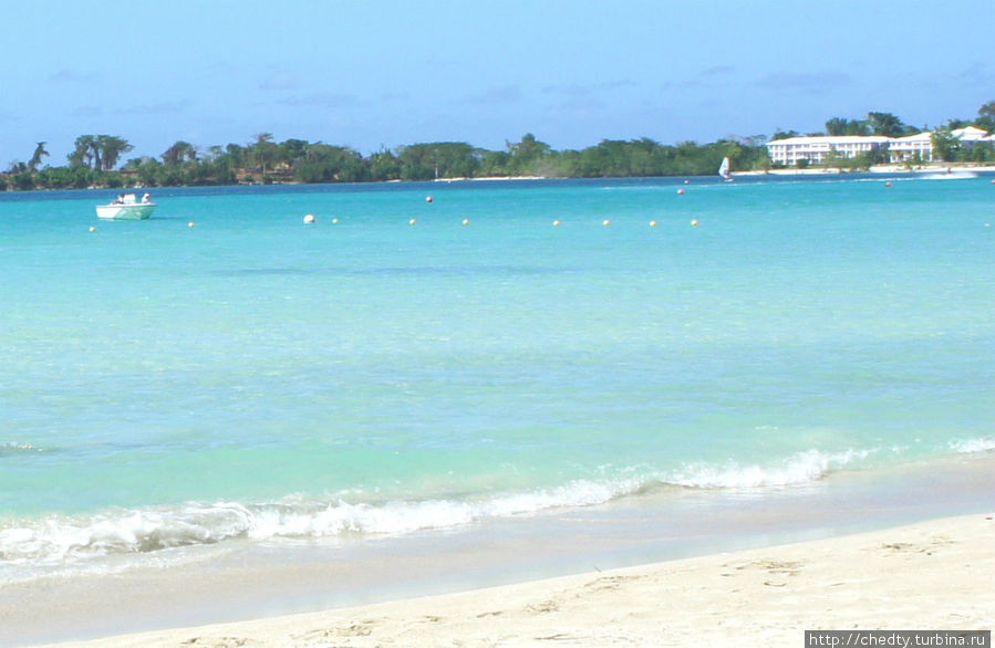 Нежно голубой океан, белый, мягкий песочек... Ямайка