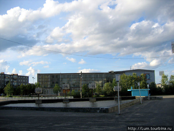 Фонтан на главной площади. Оленегорск, Россия