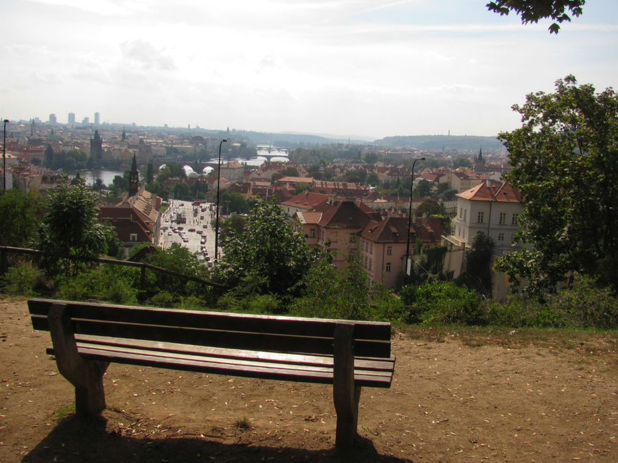 на скамейке в Летних Садах можно передохнуть и полюбоваться городом Прага, Чехия