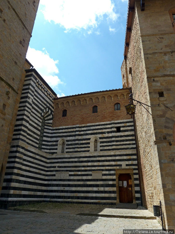 Полосатая стенка очень в стиле некоторых строений и Пизы и Сиены Вольтерра, Италия
