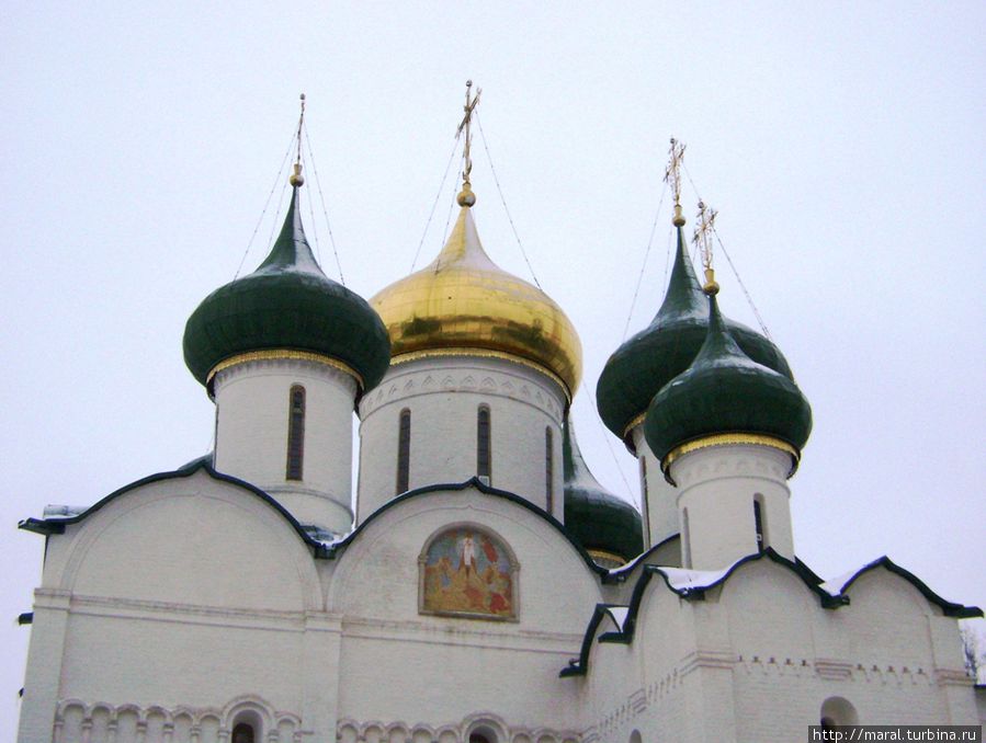 Величественные купола Спасо-Преображенскго собора Суздаль, Россия