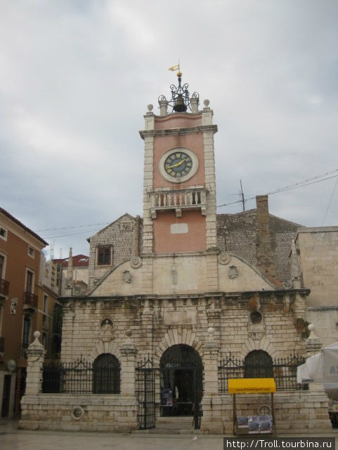 Башня на главной площади Задар, Хорватия