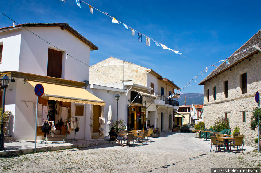 От главной площади у церкви расходятся улочки Омодос, Кипр