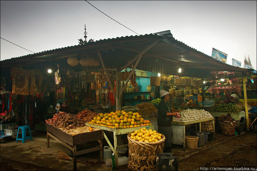 На центральной площади Берастаги расположен небольшой рынок, предназначенный для туристов и не имеющий ничего общего с легендарным локальным рынком Берастаги. Берастаги, Индонезия