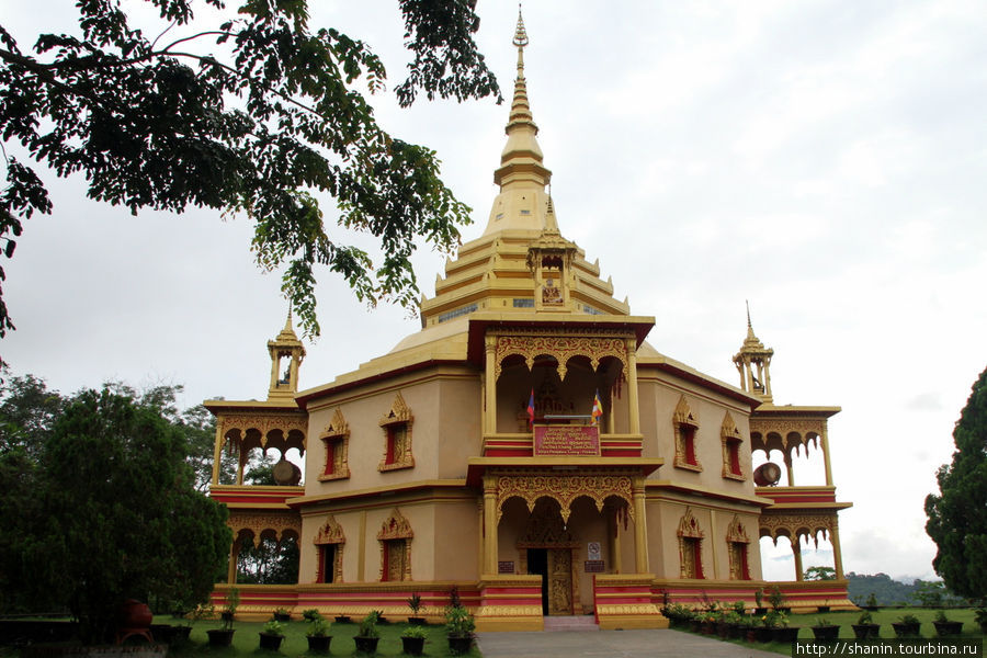 Пагода мира — вид с главного входа Луанг-Прабанг, Лаос