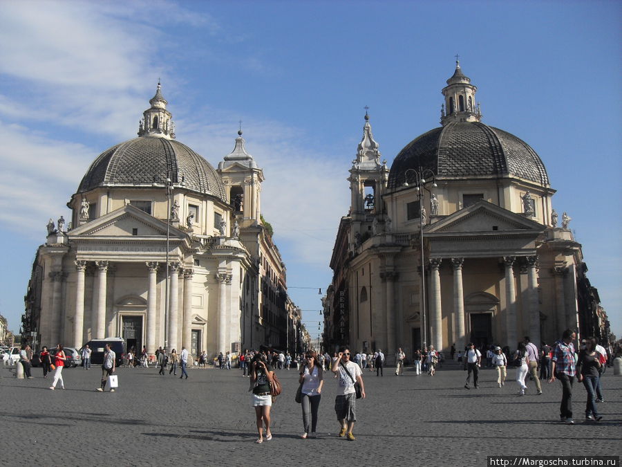 Одно из красивейших мест Рима -Площадь Пополо. Здесь расположены церкви близнецы :Санта Мария Монтесанто (построенная в 1675г.) и Санта Мария Деи Мираколи (построенная в 1678г.) Рим, Италия