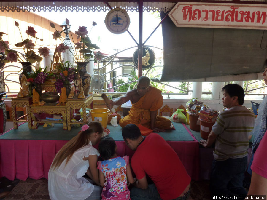 Получение благословения монаха в храме Ват Сат Тхат Тен. Паттайя, Таиланд