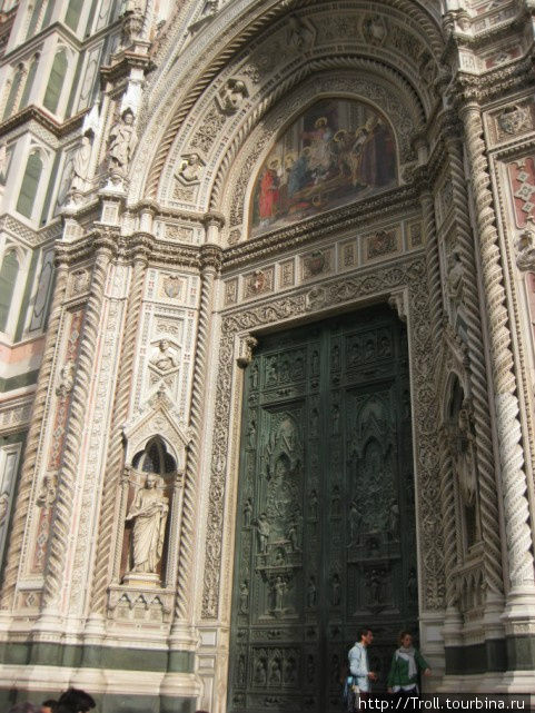 Величественная дверь в собор Флоренция, Италия
