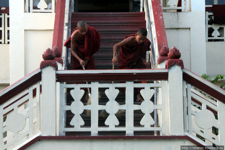 Уборка лестницы Ньяунг-Шве, Мьянма