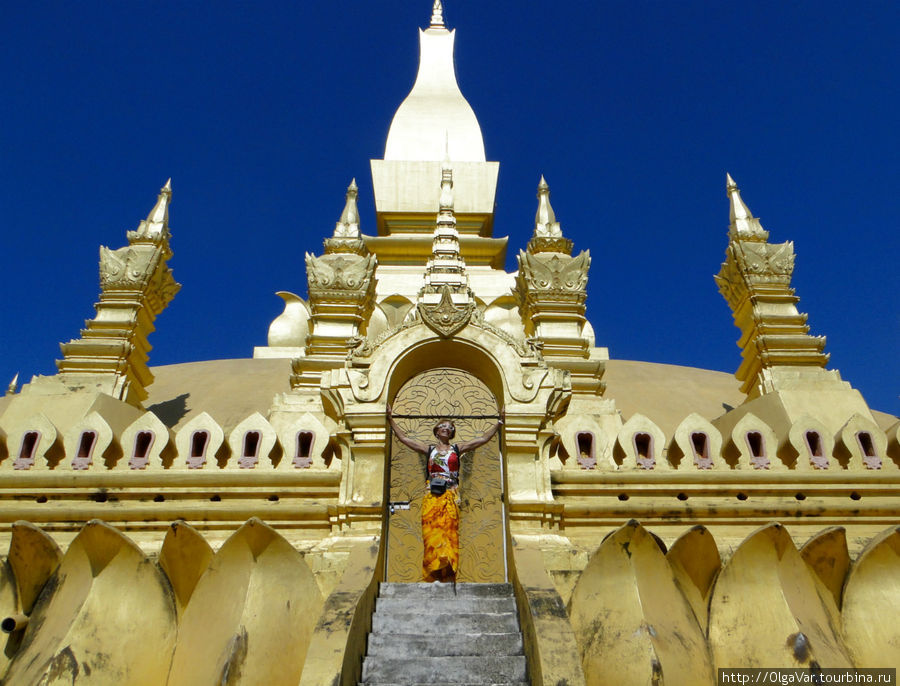 На втором уровне размером 48м на 48 м находятся, помимо 288 священных камней, 30 малых ступ, расположенных по периметру. Они символизируют 30 буддийских добродетелей. Сводчатые ворота далее ведут на третий уровень площадью 30 на 30 метров Вьентьян, Лаос