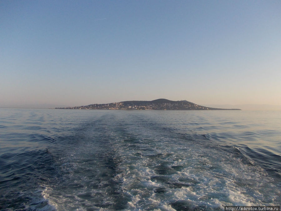 вид острова с моря Остров Буюкада, Турция