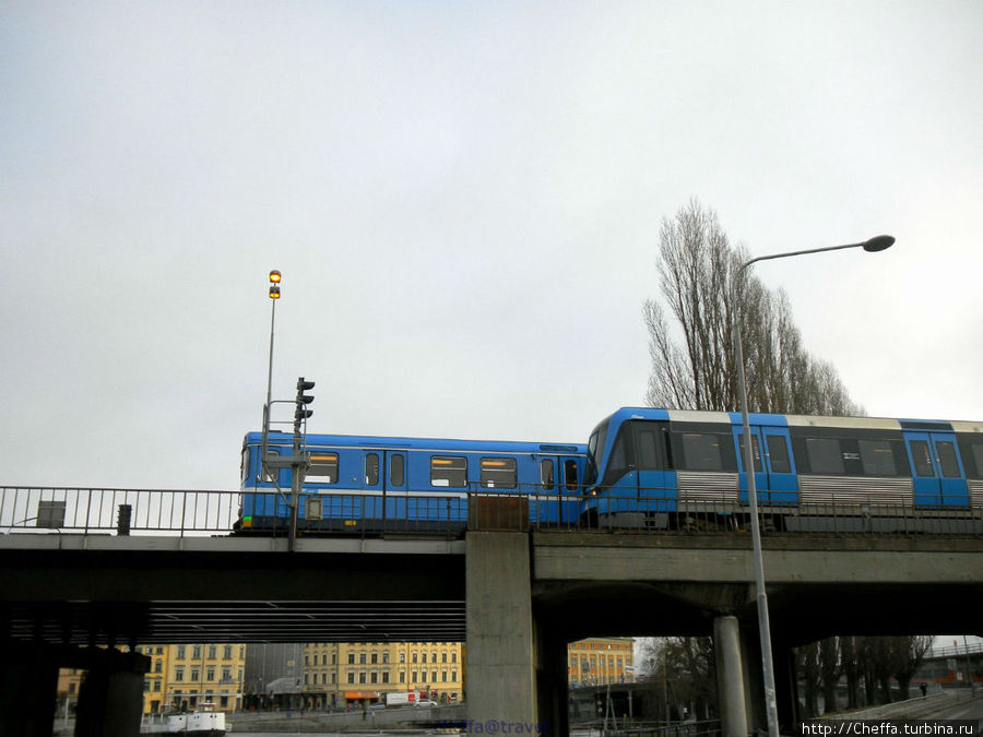 Иногда поезда метро едут параллельно по двум мостам в одну сторону. Стокгольм, Швеция