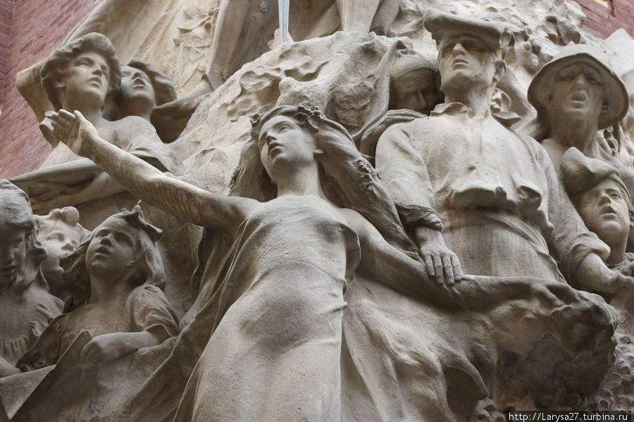 Деталь скульптурной группы на фасаде, посвящённой героям народных песен Каталонии. Скульптор Мигель Блай. Барселона, Испания