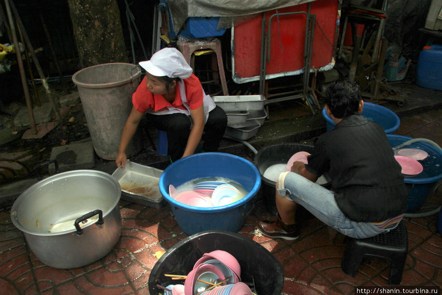 Моют посуду тут же — под ногами у торговцев и прохожих Бангкок, Таиланд