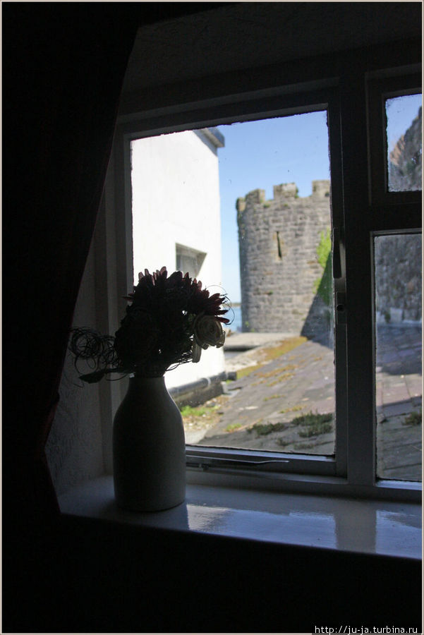 А это вид из нашего отеля, который одним боком примыкал к крепостной стене! Очень здорово проснуться и увидеть в окне средневековье!) Кэрнарфон, Великобритания